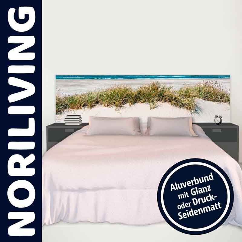 Doppelbett mit Strandmotiv-Kopfteil und Nachttischen, dekorative grüne Gräser im Design