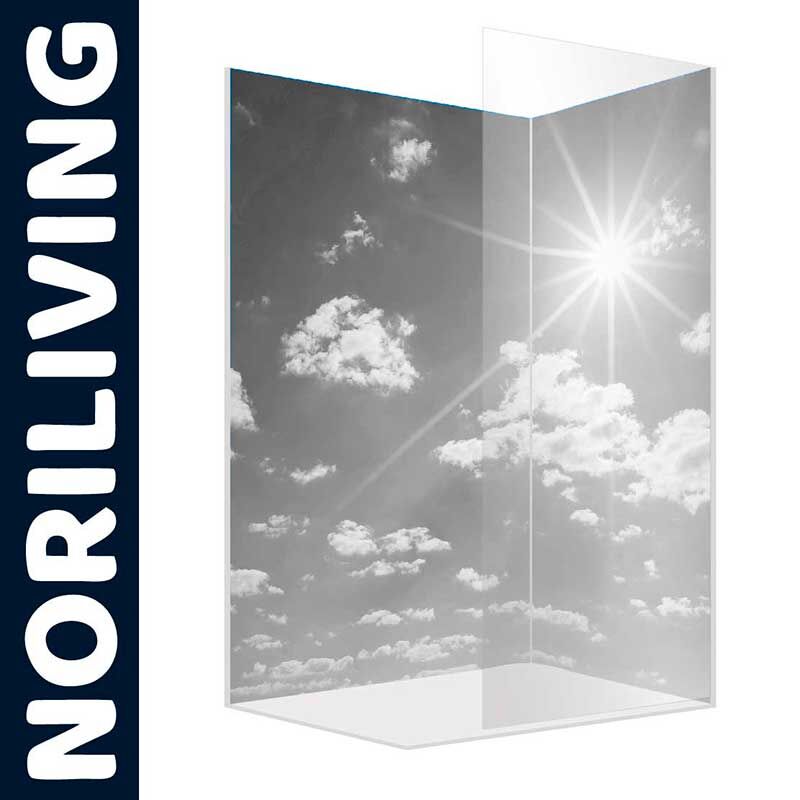 Transparente Duschwand mit einem Motiv aus Wolken und Sonnenschein von NORILIVING