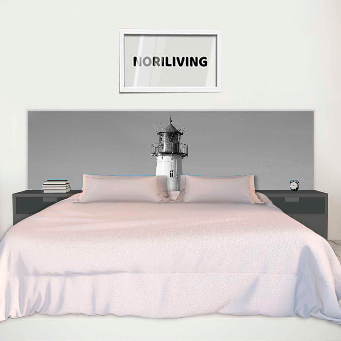 im Schlafzimmer eingebaute Bettrückwand mit Motiv Leuchtturm auf Sylt Nordsee 076 schwarz-weiß