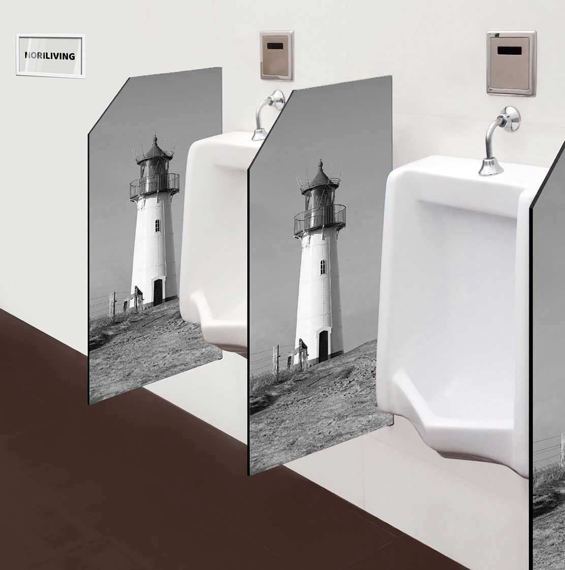 in der Toilette eingebaute Schamwand mit Motiv Leuchtturm auf Sylt Nordsee 076 schwarz-weiß