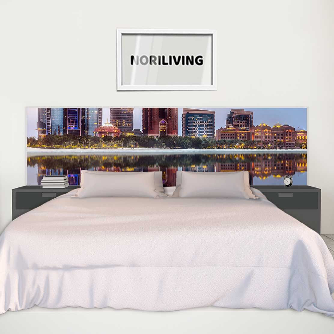 im Schlafzimmer eingebaute Bettrückwand mit Motiv Abu Dhabi Hochhaus 660