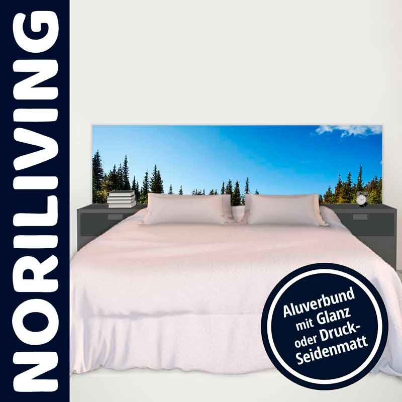 Modernes Doppelbett mit einem Kopfteil im Landschaftsdesign, umgeben von Nachttischen und Deko, von Norliving