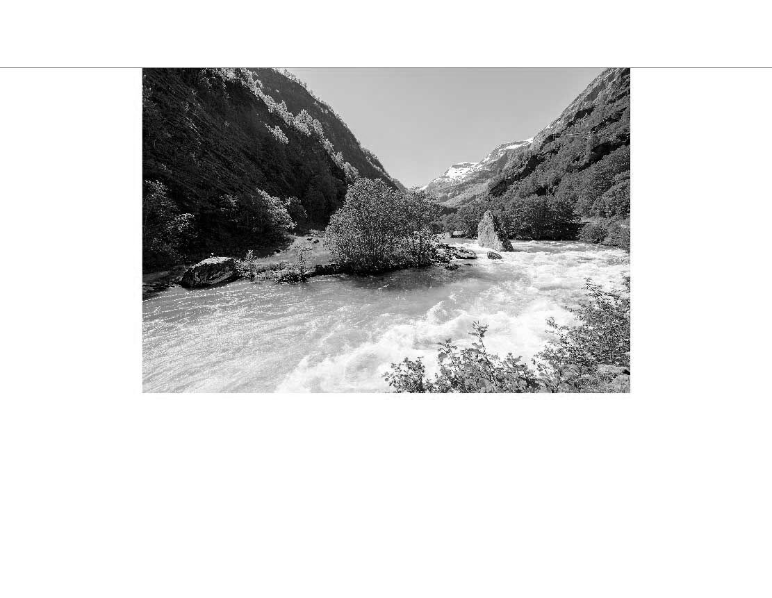 Ansicht des Duschrückwand-Motivs Schönes Flam-Tal in Norwegen 082 schwarz-weiß