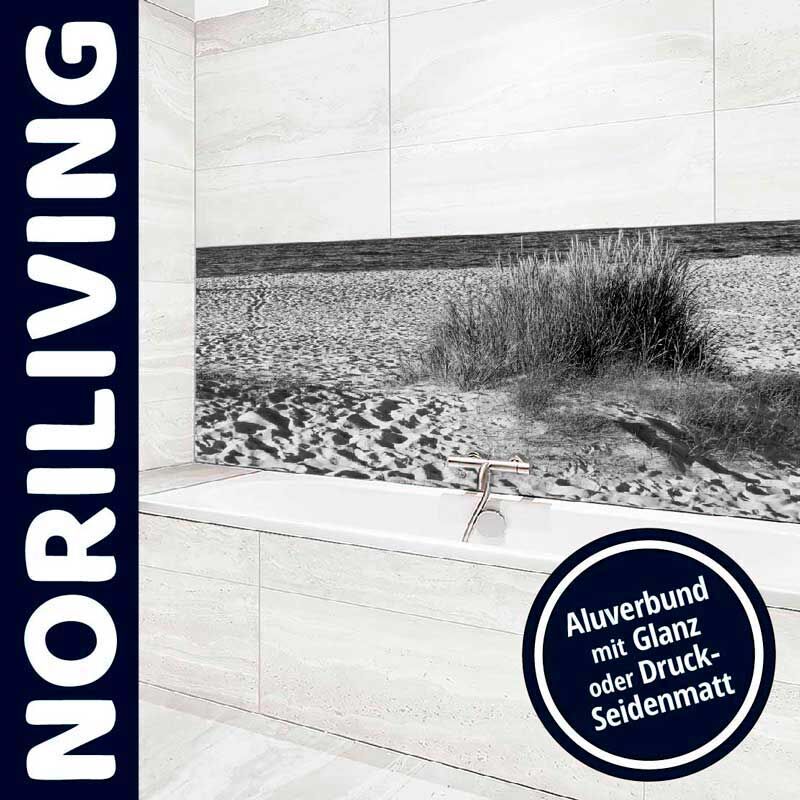 Modernes Badezimmer mit Fotowand aus Aluverbund zeigt Strandlandschaft. Noriliving Produkt in Glanz oder Druck-Seidenmatt.