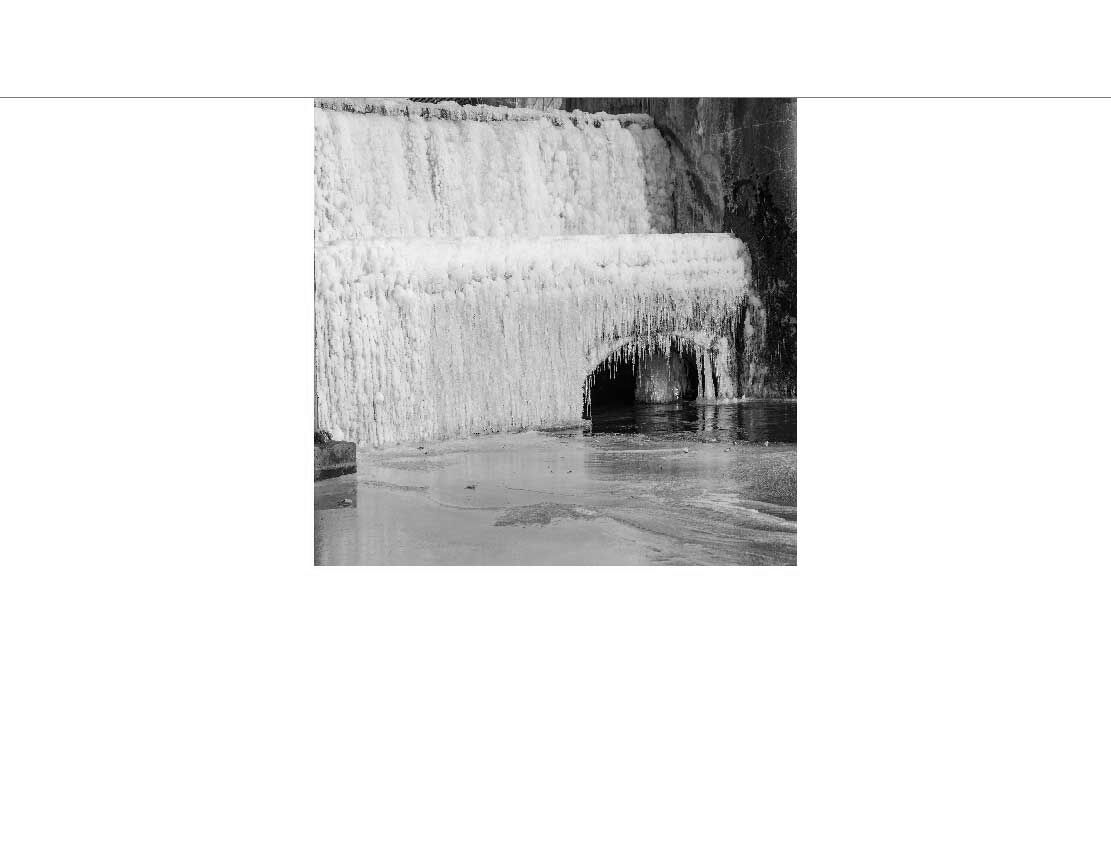 Ansicht des Badrückwand-Motivs gefrorener Wasserfall - Eis 789 schwarz-weiß