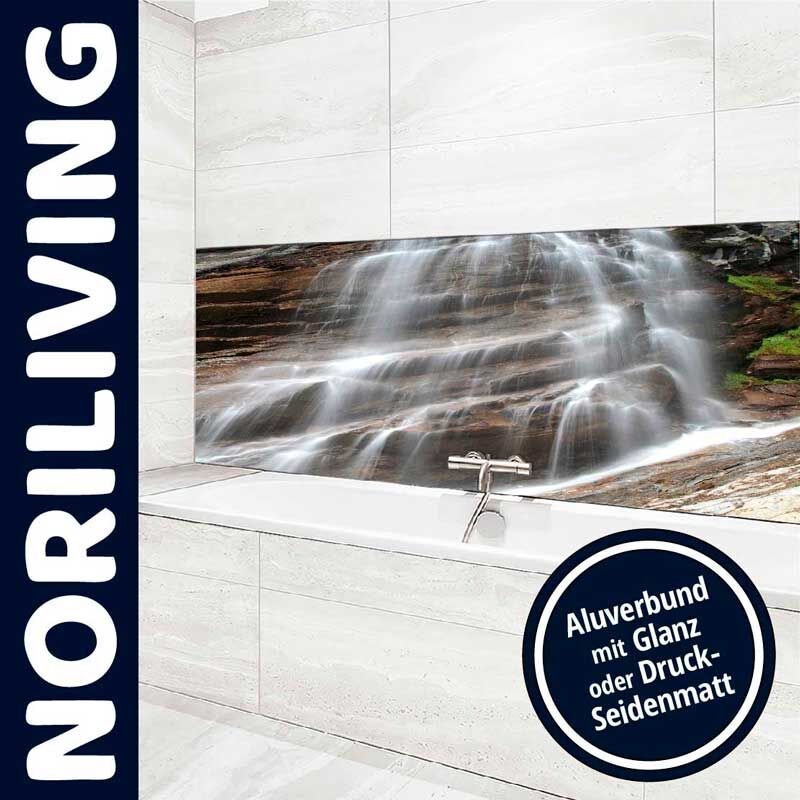 Badezimmerszene mit hochwertiger Aluminium-Wandverkleidung, die ein Wasserfall-Motiv zeigt, von Noriliving