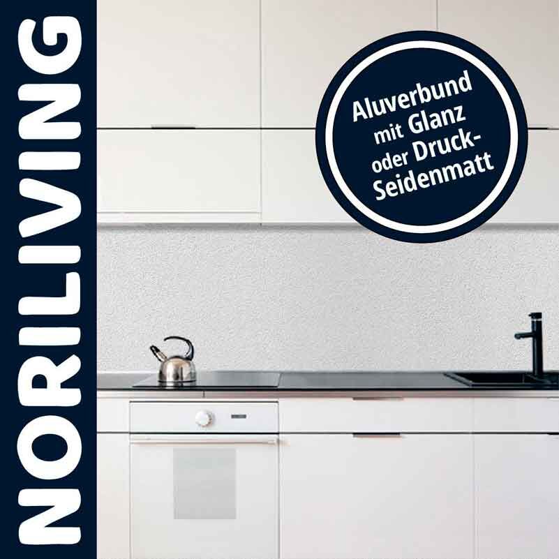 Weiße Einbauküche mit Aluverbund-Rückwand von Noriliving, glänzend oder seidenmatt