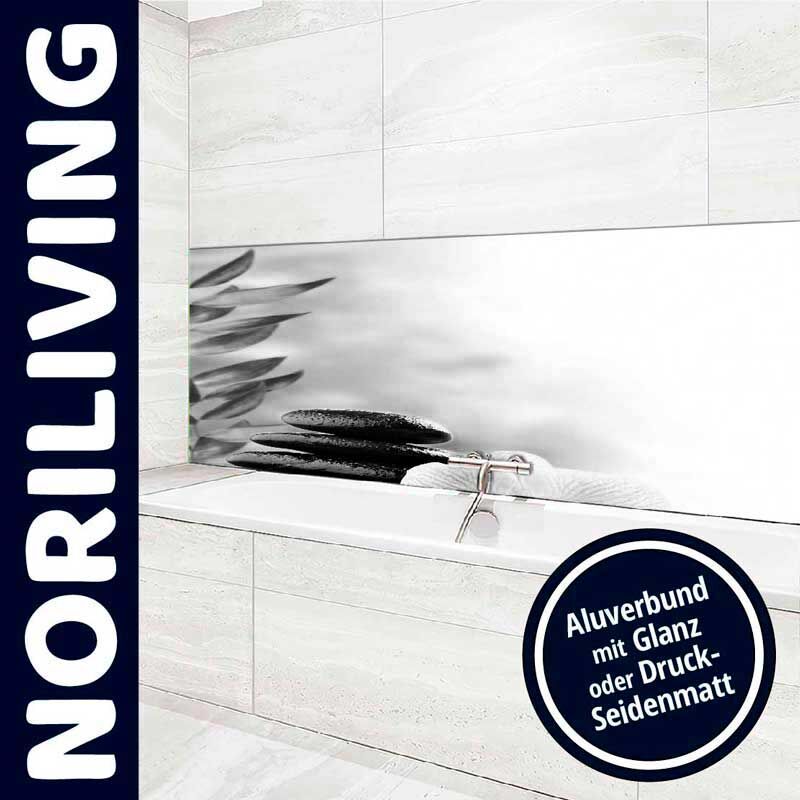 Badezimmer mit stilvollem Wandpaneel in Steinoptik über der Badewanne, Marke Noriliving