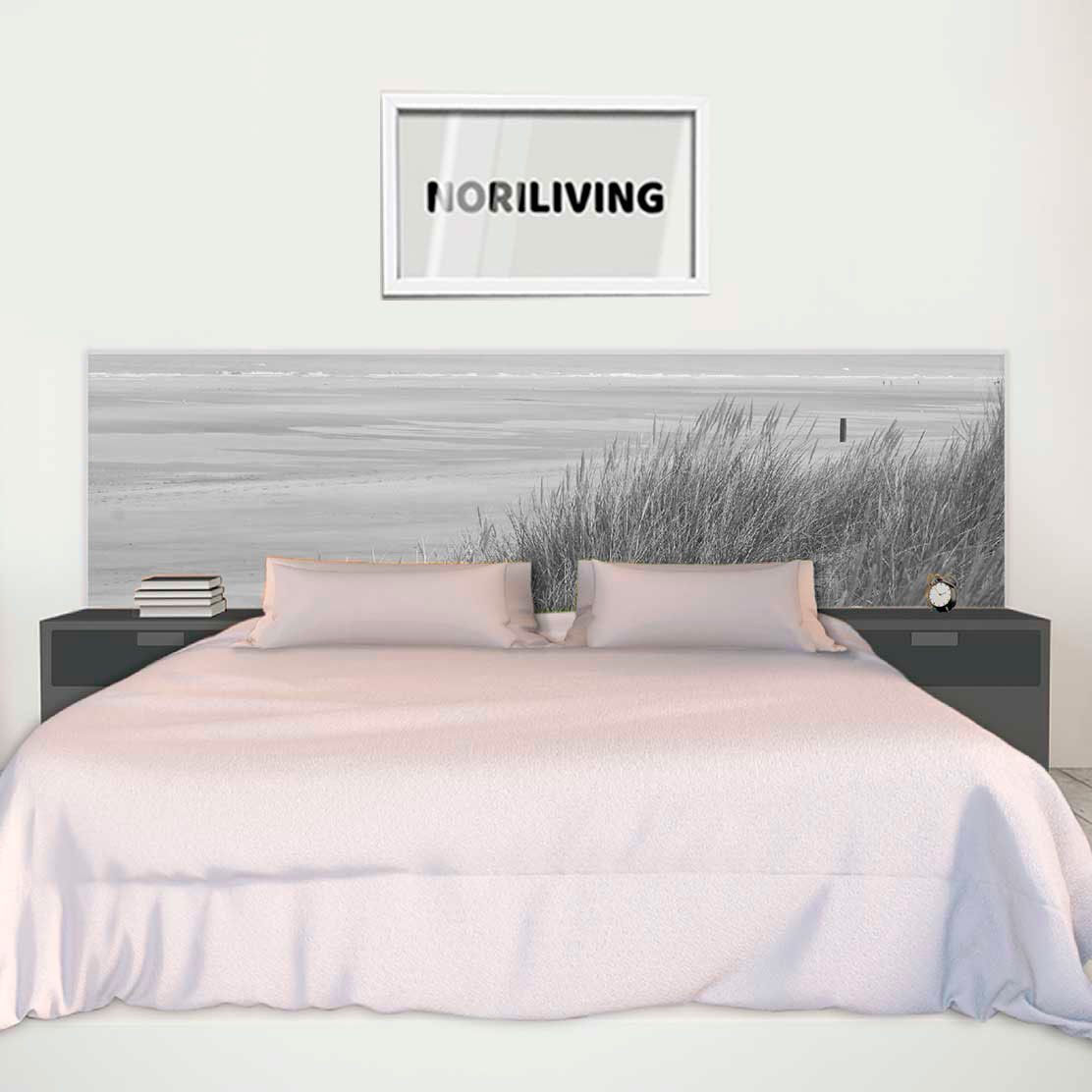 im Schlafzimmer eingebaute Bettrückwand mit Motiv Düne Gras Strand 486 schwarz-weiß