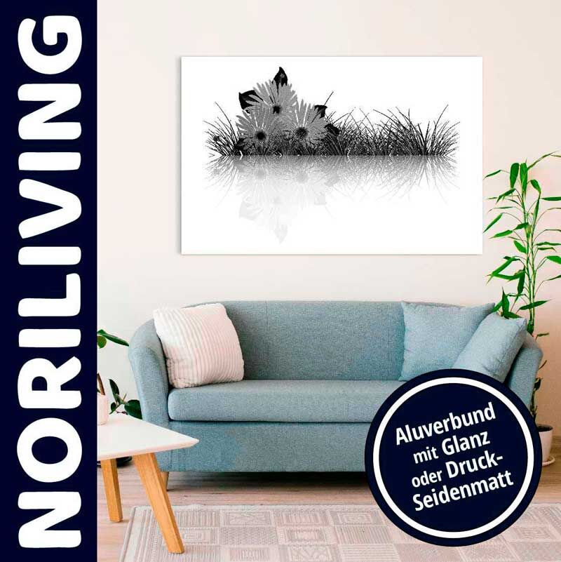 Wohnzimmer mit blauem Sofa, Kissen und Kunstwerk auf Leinwand an der Wand, Text: 'Noriliving' und 'Aluverbund mit Glanz oder Druck-Seidenmatt'.