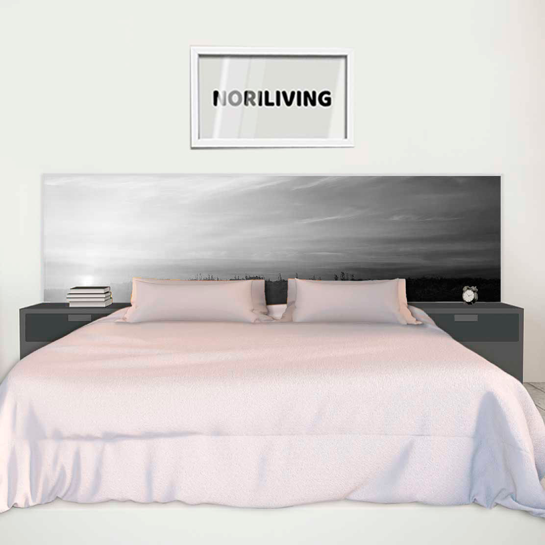 im Schlafzimmer eingebaute Bettrückwand mit Motiv Sonnenuntergang über dem Fluss mit Schwänen 749 schwarz-weiß