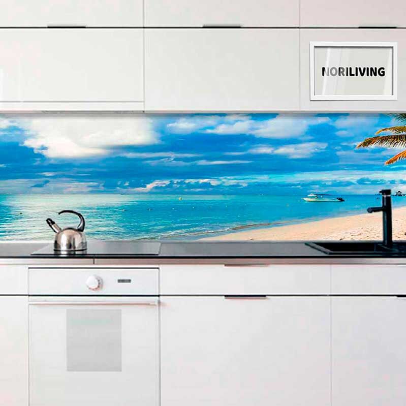 Moderne Küche mit einer Rückwand, die ein tropisches Strandmotiv zeigt, bestehend aus blauem Himmel, klarem Ozean und Palmen.