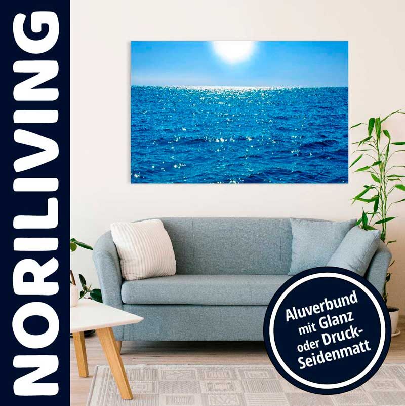 NORILIVING Alubild von einem strahlenden Meer, aufgehängt über einem Sofa. Erhältlich mit Glanz- oder Druck-Seidenmatt-Finish.