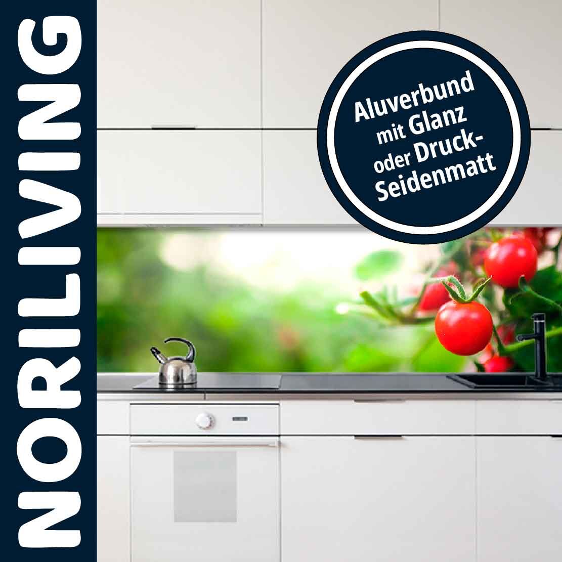 Moderne weiße Küche mit buntem Rückwandmotiv und NORILIVING-Logo