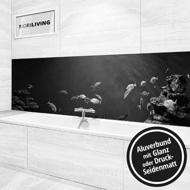 Ansicht des Badrückwand-Motivs Fische im blauen Meer 975 schwarz-weiß Höhe zentriert