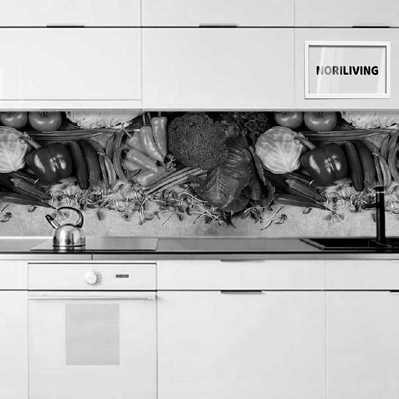 Moderne, monochrome Küche mit Gemüse-Motiv auf der Rückwand, ausgestattet mit weißen Schränken und einem modernen Wasserkocher auf der Arbeitsfläche.