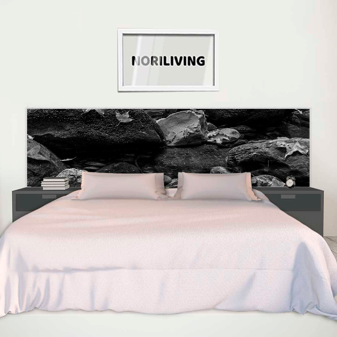 im Schlafzimmer eingebaute Bettrückwand mit Motiv rote Ahornblätter im Herbst 935 schwarz-weiß