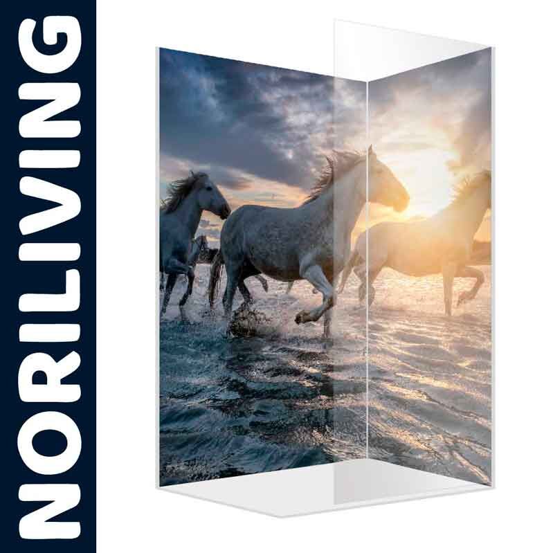 Glaswand mit Pferden, die bei Sonnenuntergang durch Wasser galoppieren, von Noriliving