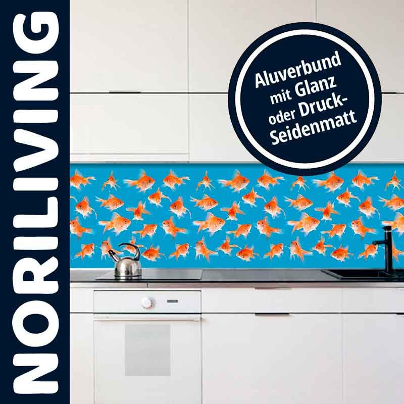 Helle Küche mit auffälliger Rückwand im Goldfisch-Design auf blauem Hintergrund, wählbar in Glanz oder Druck-Seidenmatt, von NORILIVING.