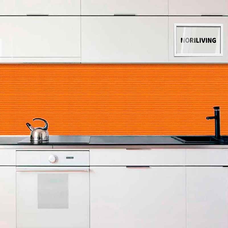 Moderne weiße Küche mit auffälliger orangefarbener Wandverkleidung, Wasserkocher und Spüle