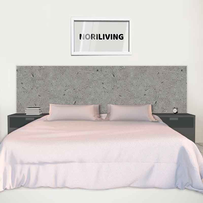 Elegantes Schlafzimmer mit einem großen Doppelbett, grauem Kopfteil, zwei Nachttischen und einem gerahmten Bild an der Wand.