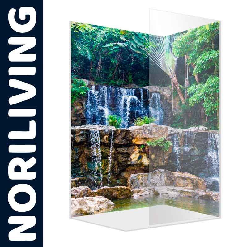 Bild einer dekorativen Duschwand mit Wasserfall-Motiv, umgeben von üppigem Grün. Ideal für ein naturinspiriertes Badezimmer.