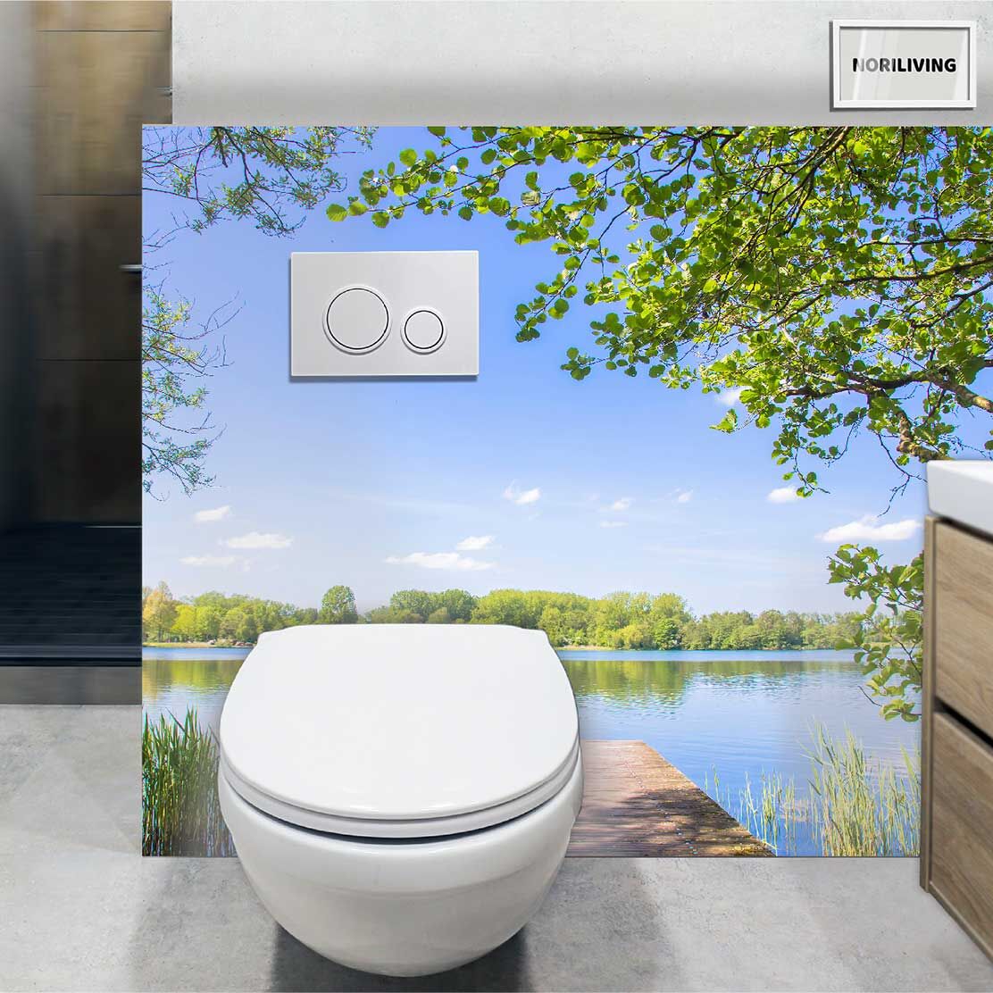im WC eingebaute Toilettenrückwand mit Motiv Fluss im Wald 370
