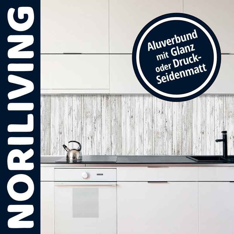 Weiße moderne Küche mit Aluverbund Rückwand in Holzoptik von Noriliving, Glanz oder Druck-Seidenmatt erhältlich