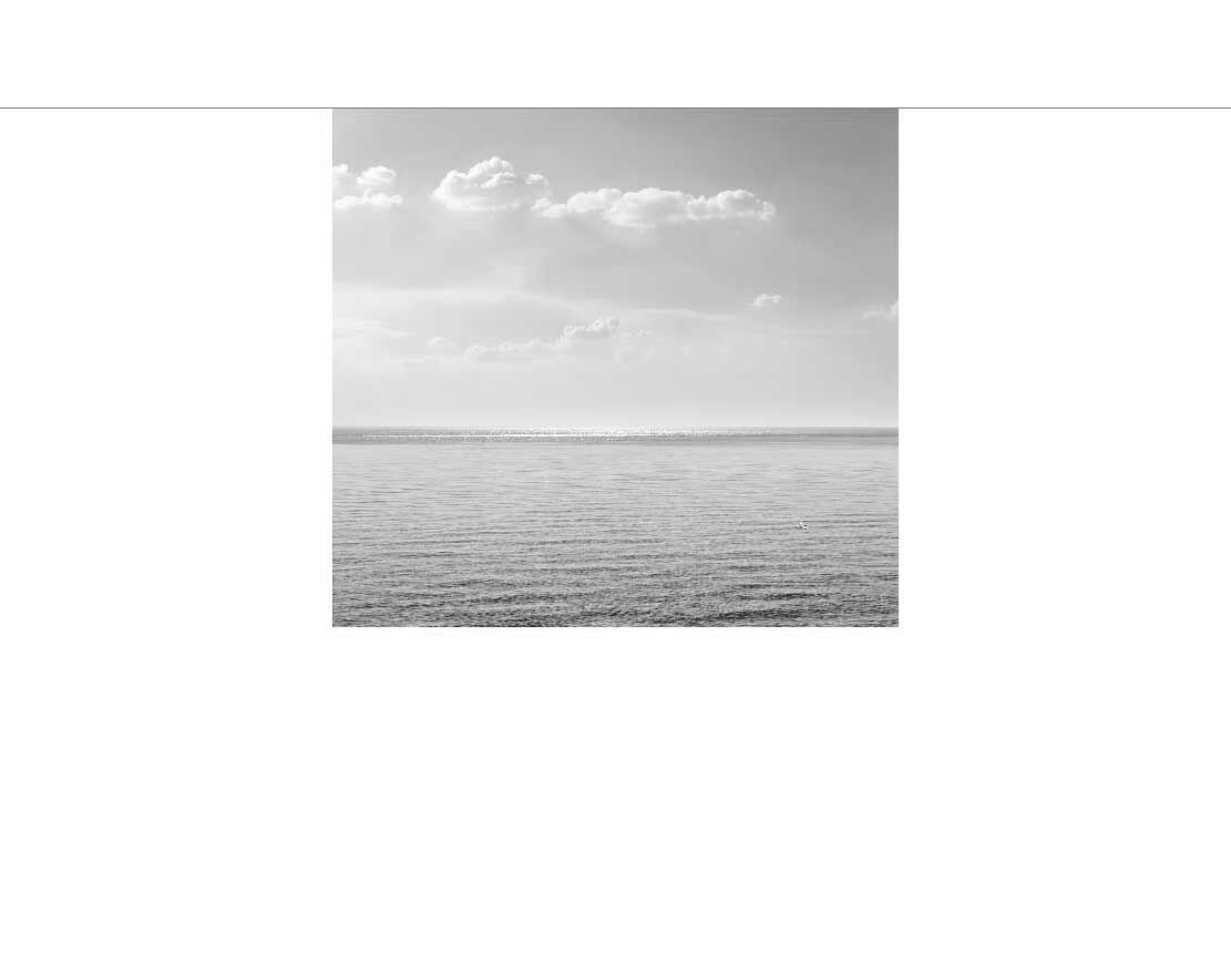Ansicht des Badrückwand-Motivs blaues Meer und Wolken am Himmel 565 schwarz-weiß