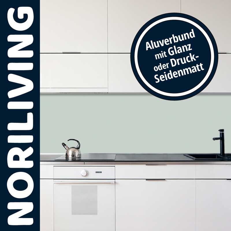 Küchenansicht mit weißem Schrank und Noriliving Aluverbundplatte in Glanz oder Druck-Seidenmatt
