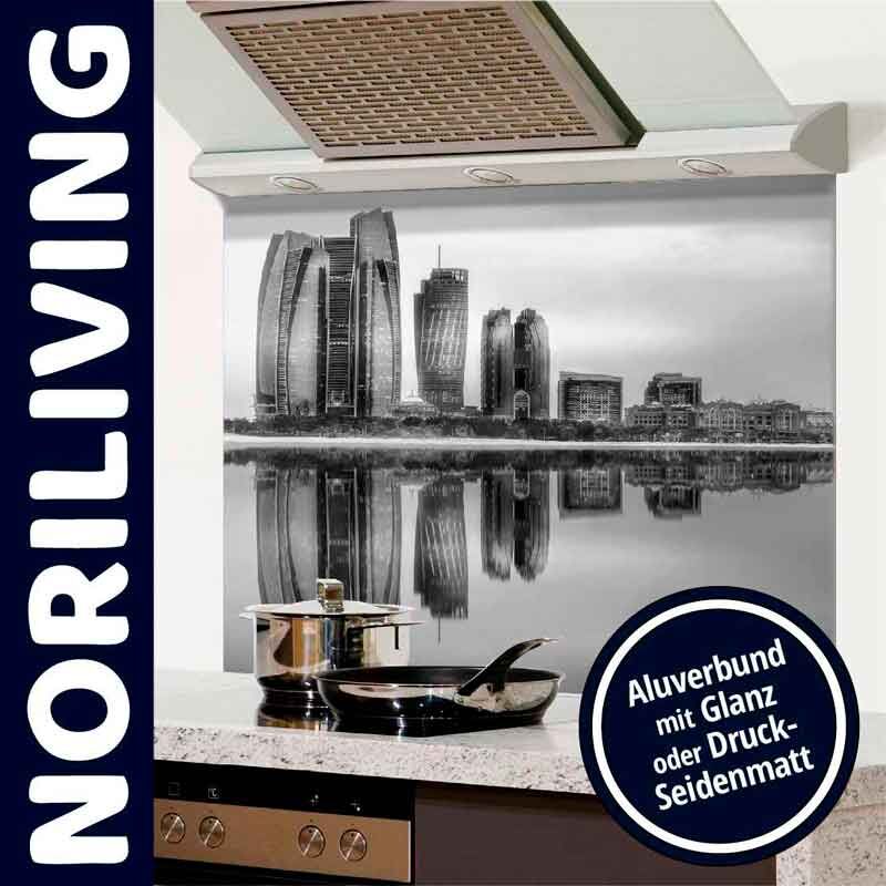 Elegante Küchenrückwand aus Aluverbund mit glänzendem oder seidigem Finish, die ein monochromes Stadtpanorama zeigt.