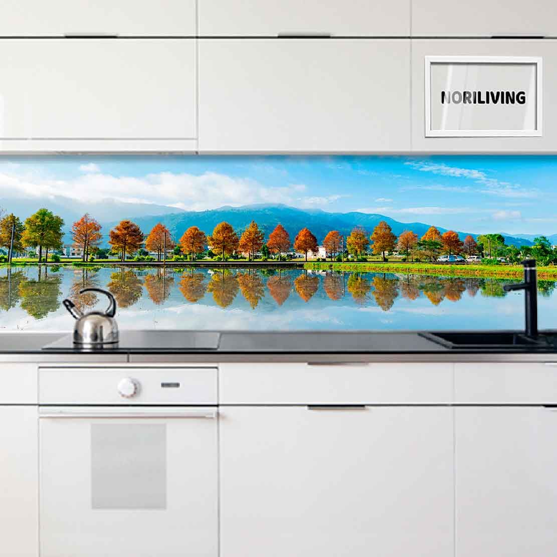 Moderne Küche mit bedruckter Rückwand, Herbstbäume spiegeln sich im See