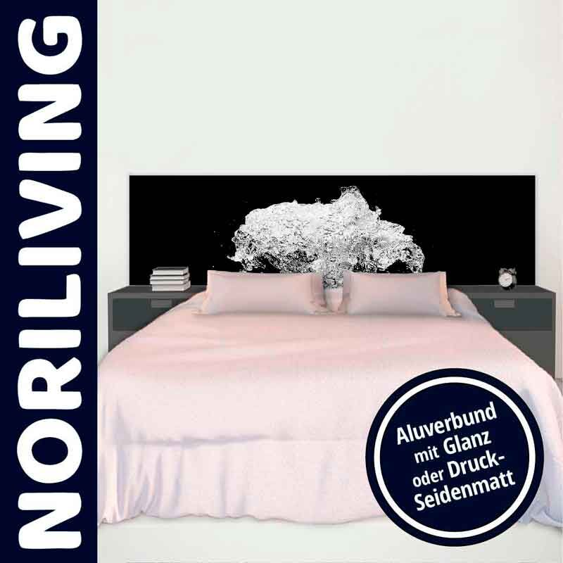 Bett mit Kunstkopfteil und Nachttischen in einem modernen Schlafzimmer