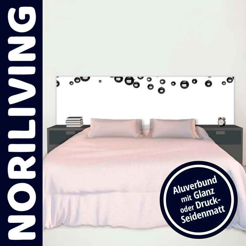 Schlafzimmer mit modernem Bett, stilvollem Kopfteil und Nachttischen