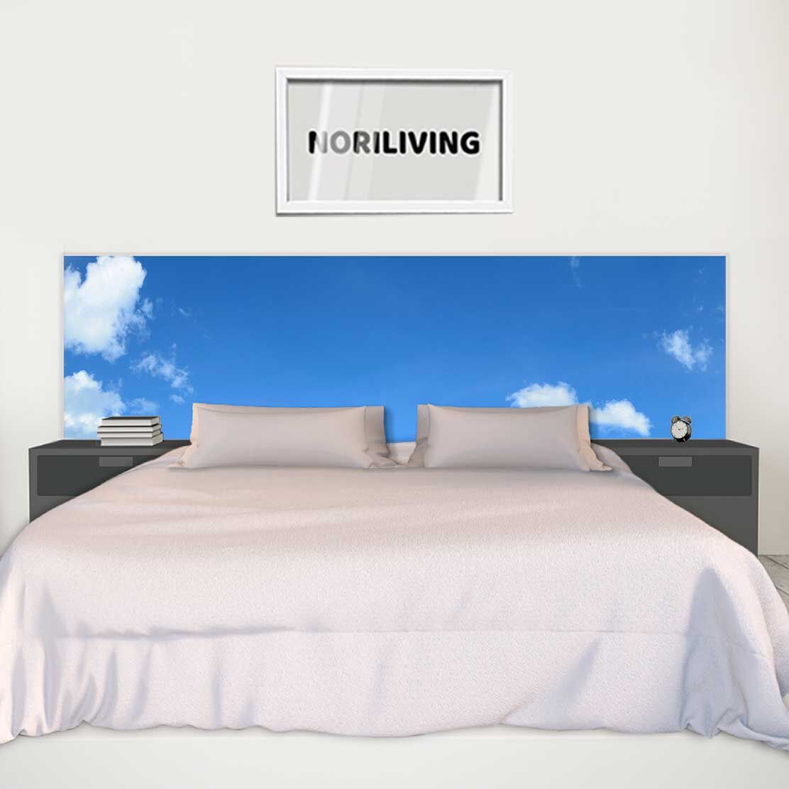 im Schlafzimmer eingebaute Bettrückwand mit Motiv blauer Himmel mit Wolken 986