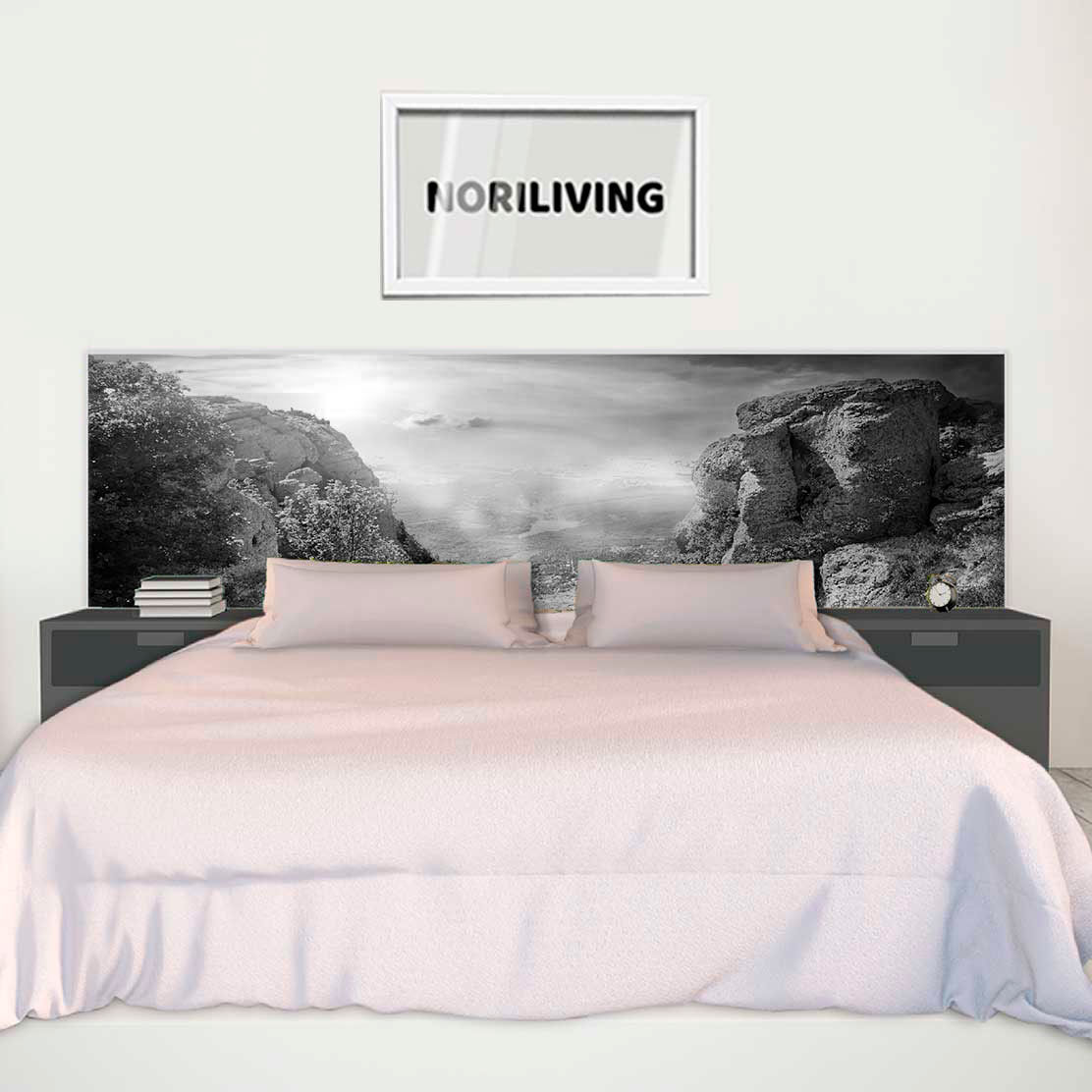 im Schlafzimmer eingebaute Bettrückwand mit Motiv Gewitterwolken und Nebel über den Bergen 068 schwarz-weiß