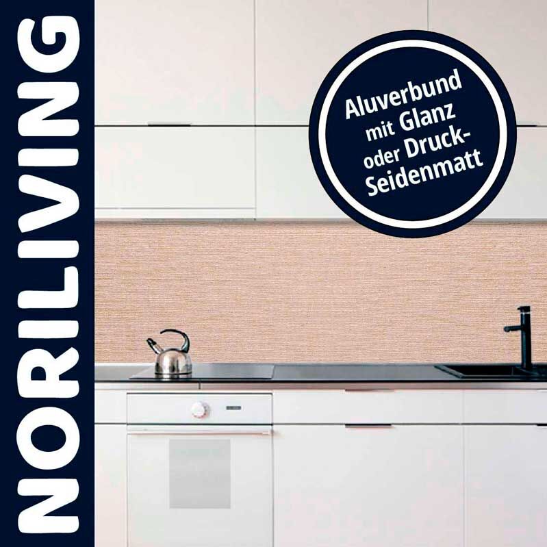 Helle Küche mit eleganter Aluverbund-Rückwand, glänzend oder seidenmatt, Wasserkocher und Spüle sichtbar