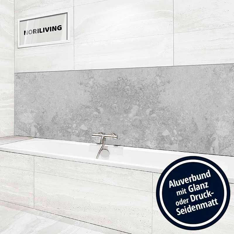 Badezimmer mit grauer Aluverbund-Wandverkleidung in Glanz oder Druck-Seidenmatt-Optik