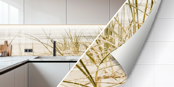 Küche mit dekorativer Rückwand im Stranddesign, die Schilfgras und Meereslandschaft zeigt, halb aufgerollt zur Veranschaulichung der Anbringung auf Fliesen.
