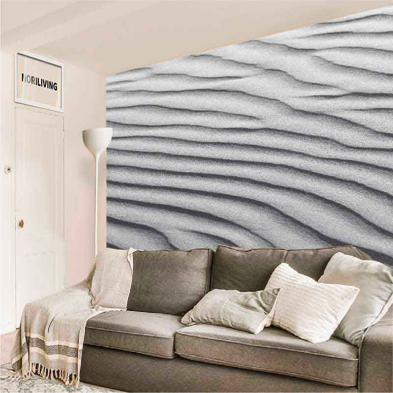 Modernes Wohnzimmer mit grauer Wandtapete, die eine wellenartige Struktur zeigt, und einer beigen Couch mit hellen Kissen