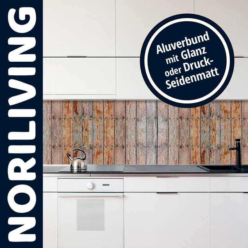 Weiße Küche mit rustikaler Holzoptik-Küchenrückwand aus Aluverbund von Noriliving, verfügbar in Glanz oder Druck-Seidenmatt.