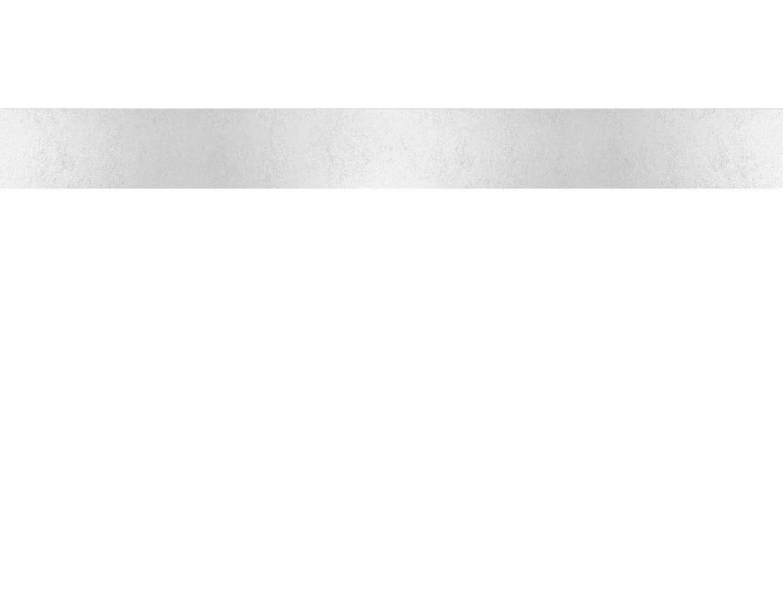 Ein glänzendes silbernes Dekorband auf einem weißen Hintergrund.