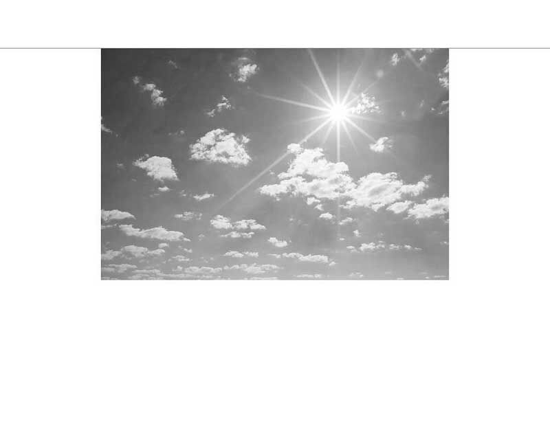 Schwarz-Weiß-Foto mit klaren Himmel, Sonne und Wolken