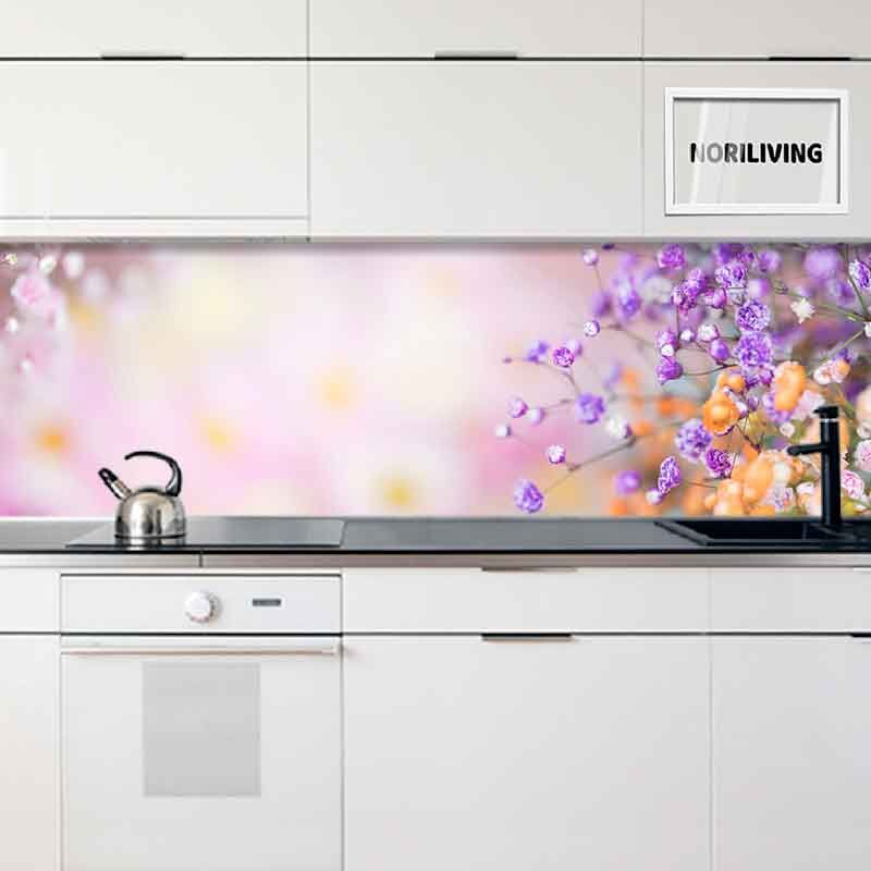 in der Küche eingebaute Küchenrückwand mit Motiv Rosa und Lila Blüten im Sonnenschein 591