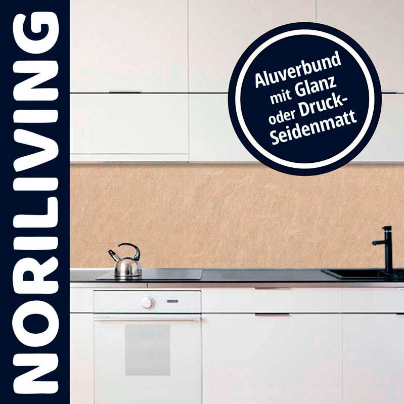 Moderne Küche mit heller Aluverbund-Wandverkleidung in Glanzoptik und schwarzen Armaturen