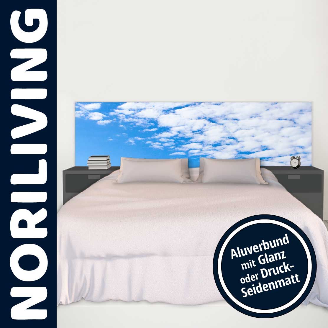 Modernes Bett mit einem Kopfteil im Himmelsdesign, ergänzt durch schwarze Nachtkästchen. Aluverbund mit Glanz oder Druckseidenmatt.