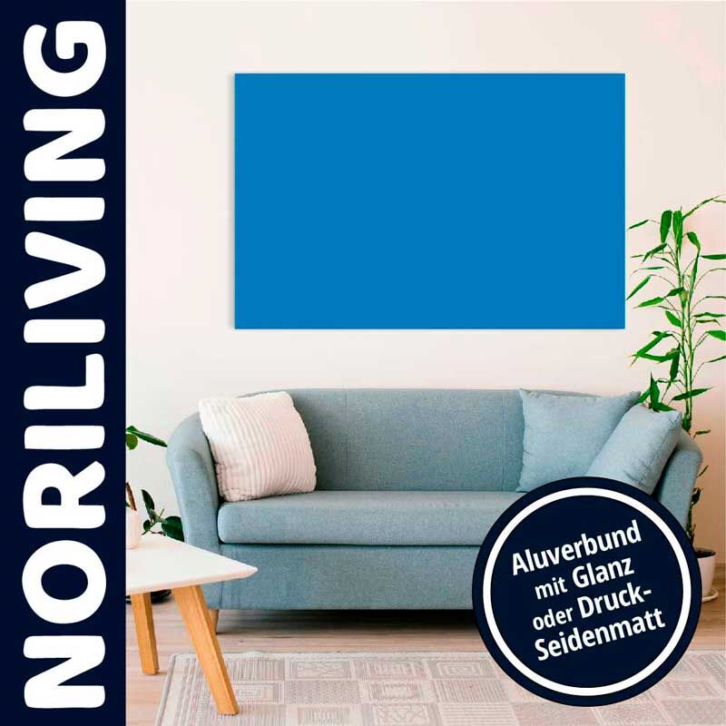 Ein Wohnzimmer mit einem blauen Bild an der Wand, einem hellblauen Sofa, weißen Kissen und einer Pflanze in der Ecke, präsentiert von Noriliving. Aluverbund mit Glanz oder Druck-Seidenmatt erhältlich.
