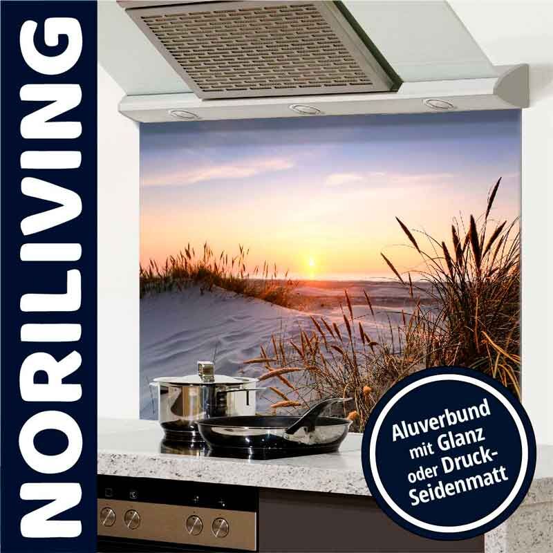 Küchenrückwand mit Sonnenuntergangslandschaft und Seitentext "Noriliving"