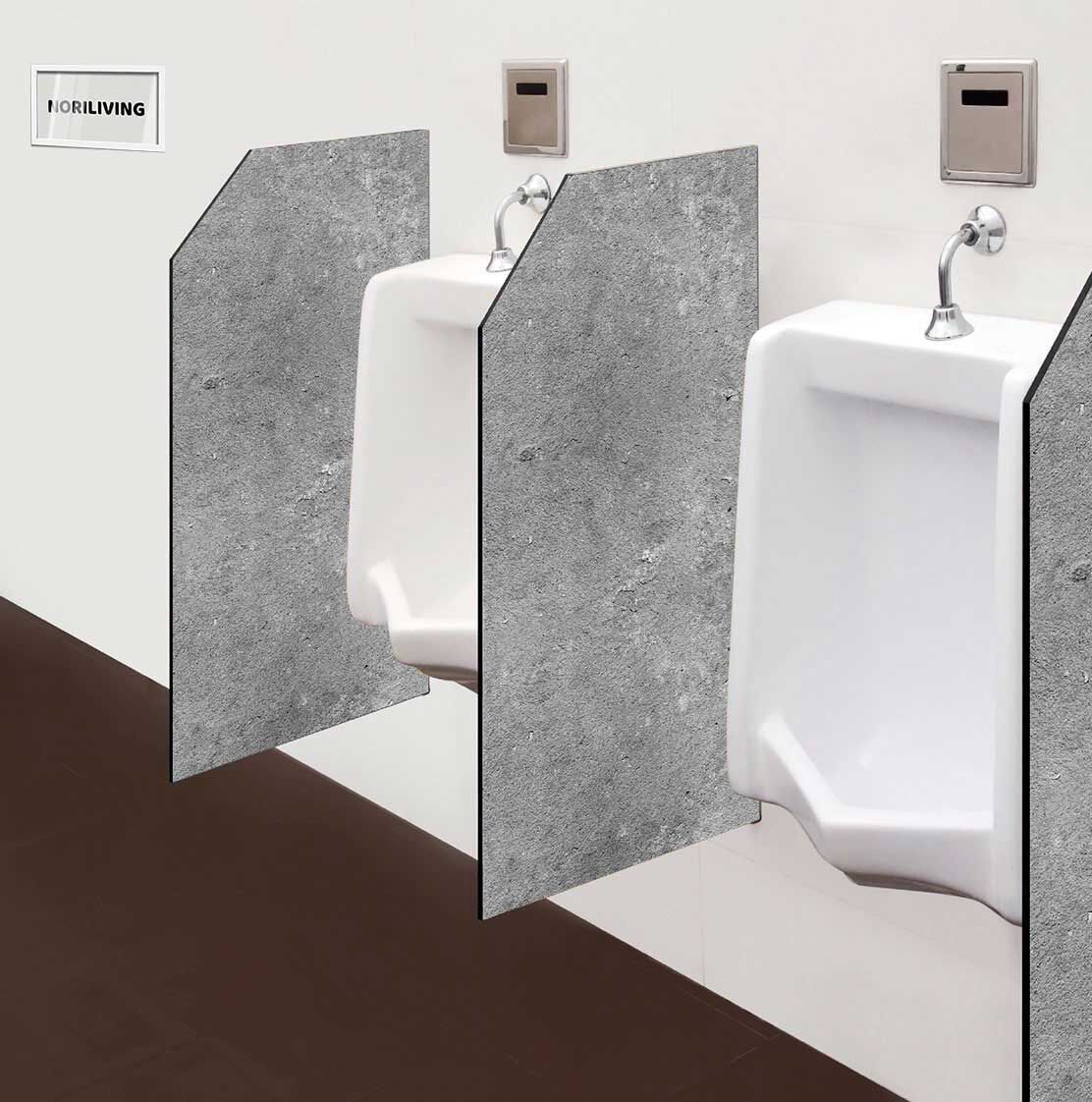 in der Toilette eingebaute Schamwand mit Motiv verputzte Wand beige 423 schwarz-weiß