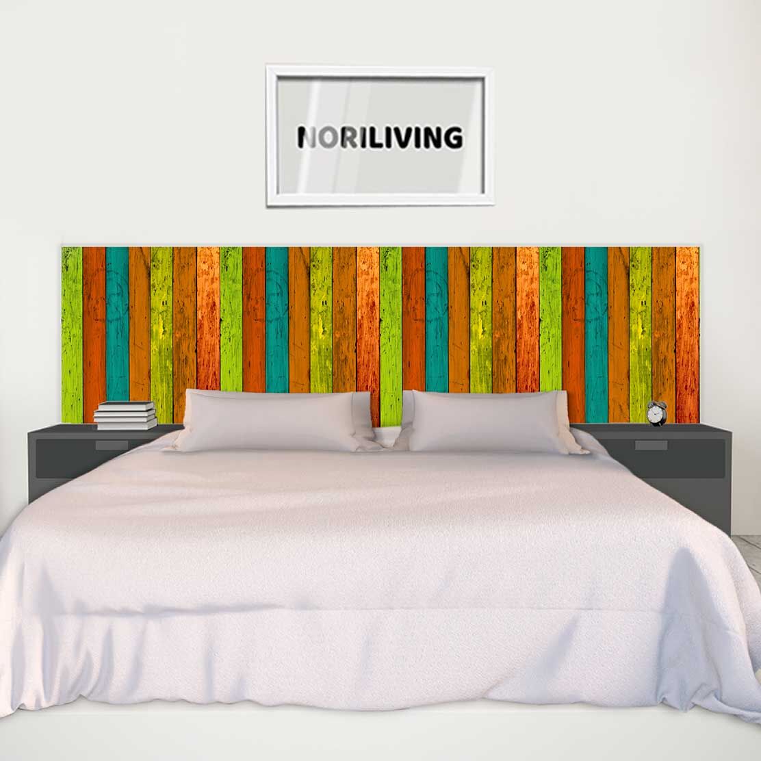 im Schlafzimmer eingebaute Bettrückwand mit Motiv bunter Holzzaun 169